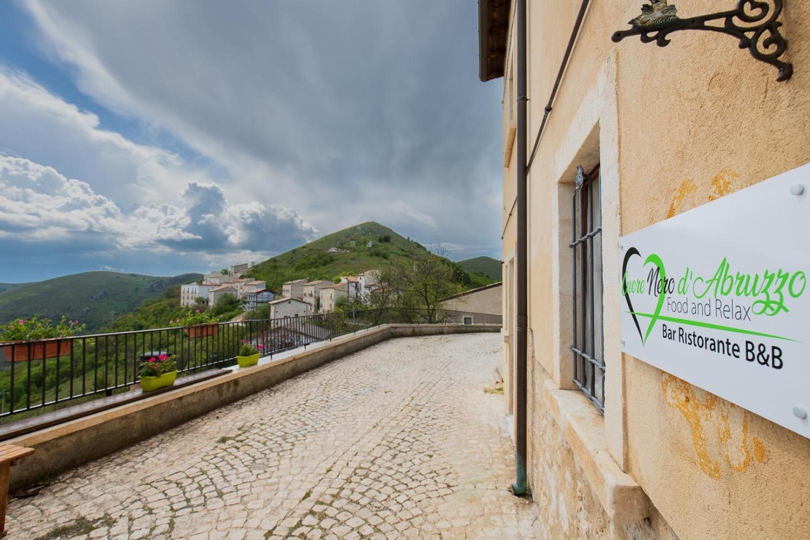 Cuore Nero Food And Relax Santo Stefano Di Sessanio Exterior foto